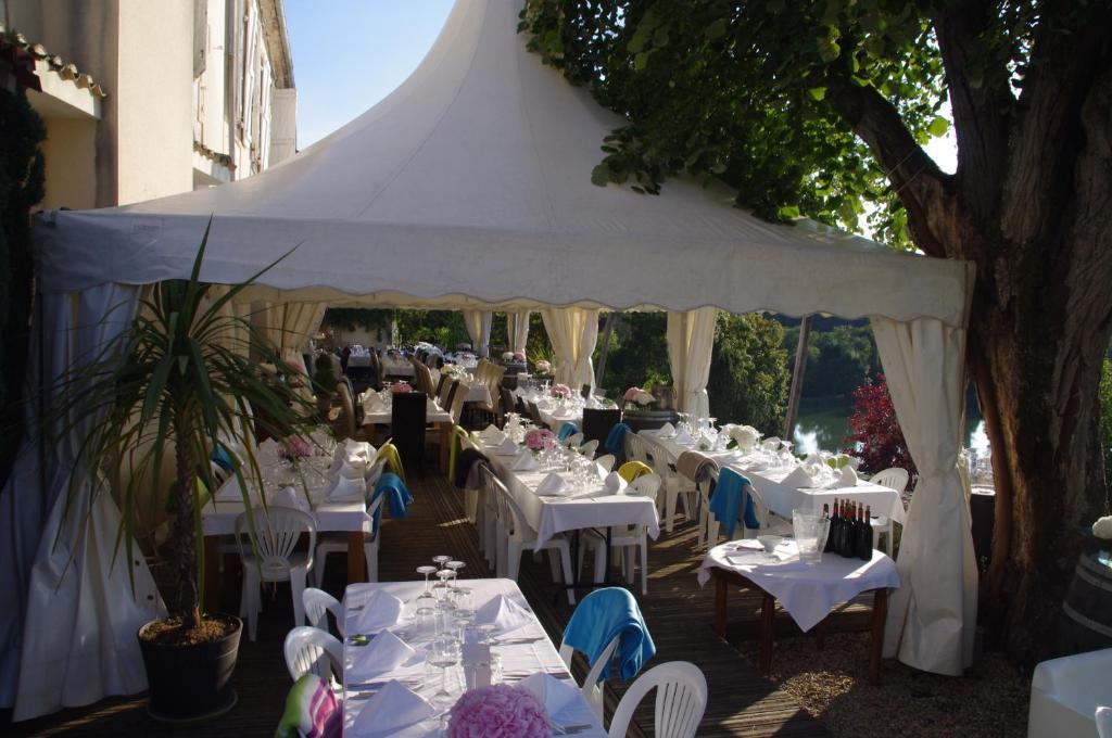 Logis Hotels Domaine Du Chatelard Dirac Экстерьер фото